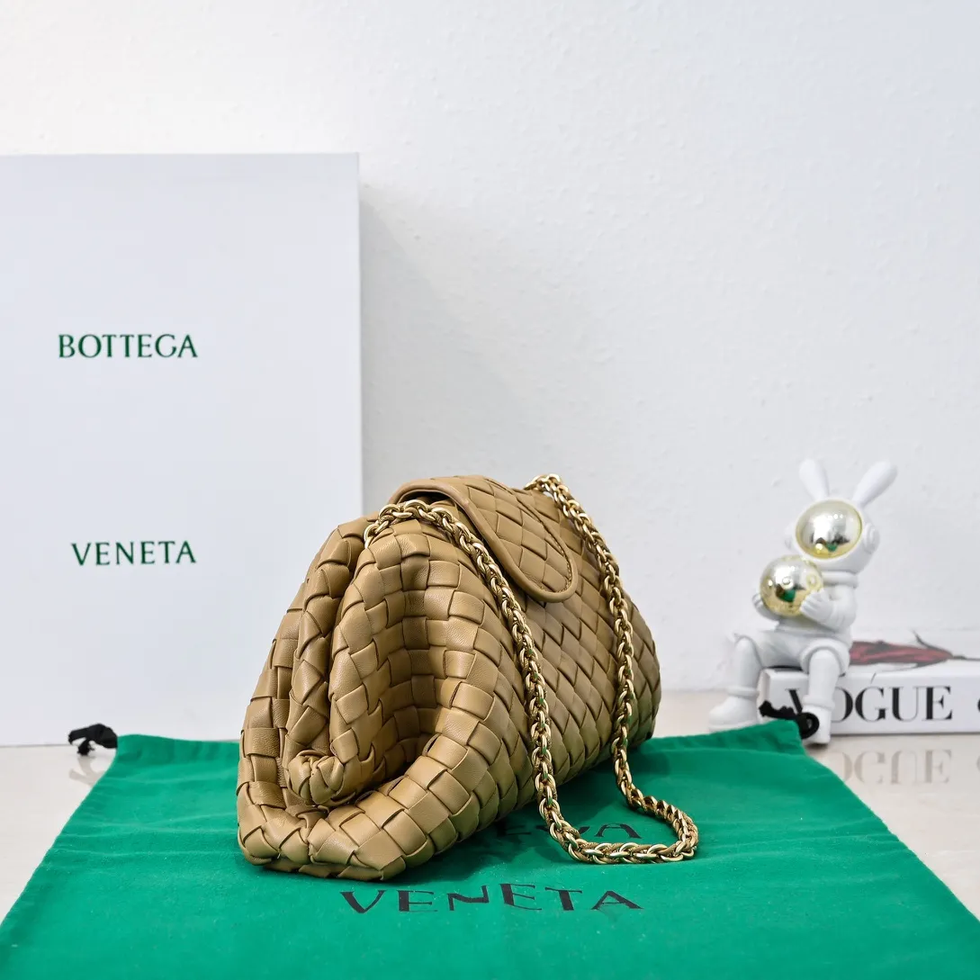 Batch 2260 Bitters Venetia 2024 summer series brings Lauren 1980 handbags back to the public eye. The design of the bag is inspired by ancient Roman architecture. It uses the brand's iconic Intrecciato lambskin woven bag body with a hard frame. No logo can be seen on the whole bag. It is equipped with a leather woven metal chain. When using it as a clutch, just put the chain directly in the bag ~ showing an elegant and timeless style. Decades later, when Lauren Hutton once again walked on the Bottega Venetia spring and summer show with this bag, the charm of the year still remains intact despite the passage of time. Size: 31.5*16.5*11 Style No.: 5807